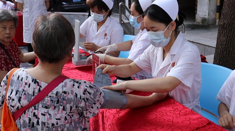 《长江日报》长江健康传播研究院+武汉弘医堂|第六届中国医师节惠民义诊活动圆满开展插图7